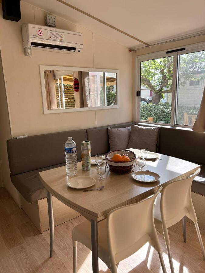 Les Mobil Homes De Naka , Le Novela
